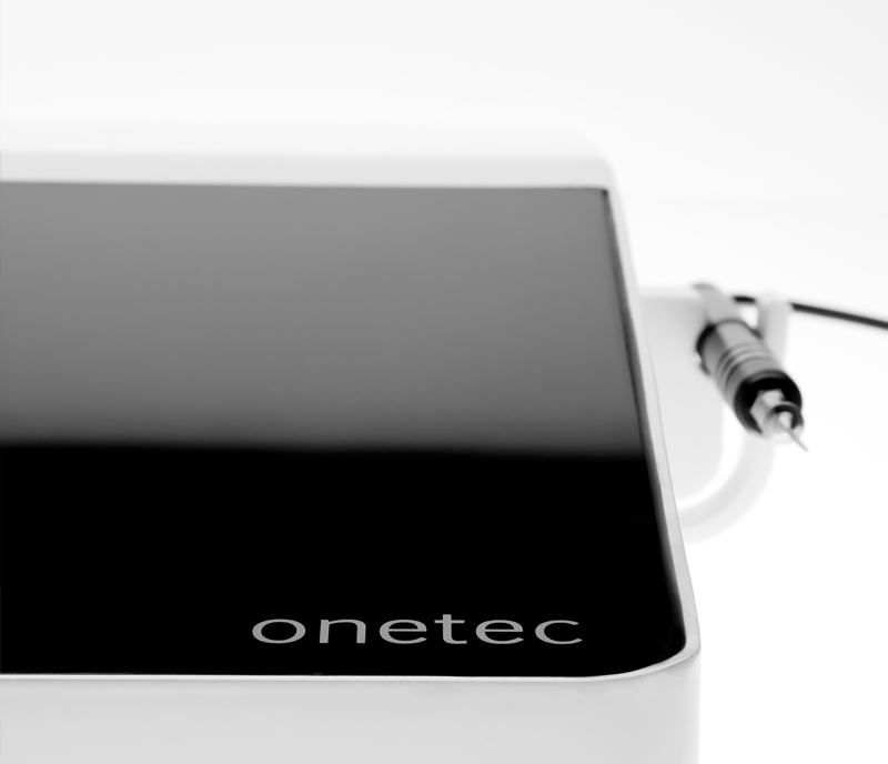 Das Bild zeigt ein Gerät für die OneTec Needeling Behandlung von Hautanomalien